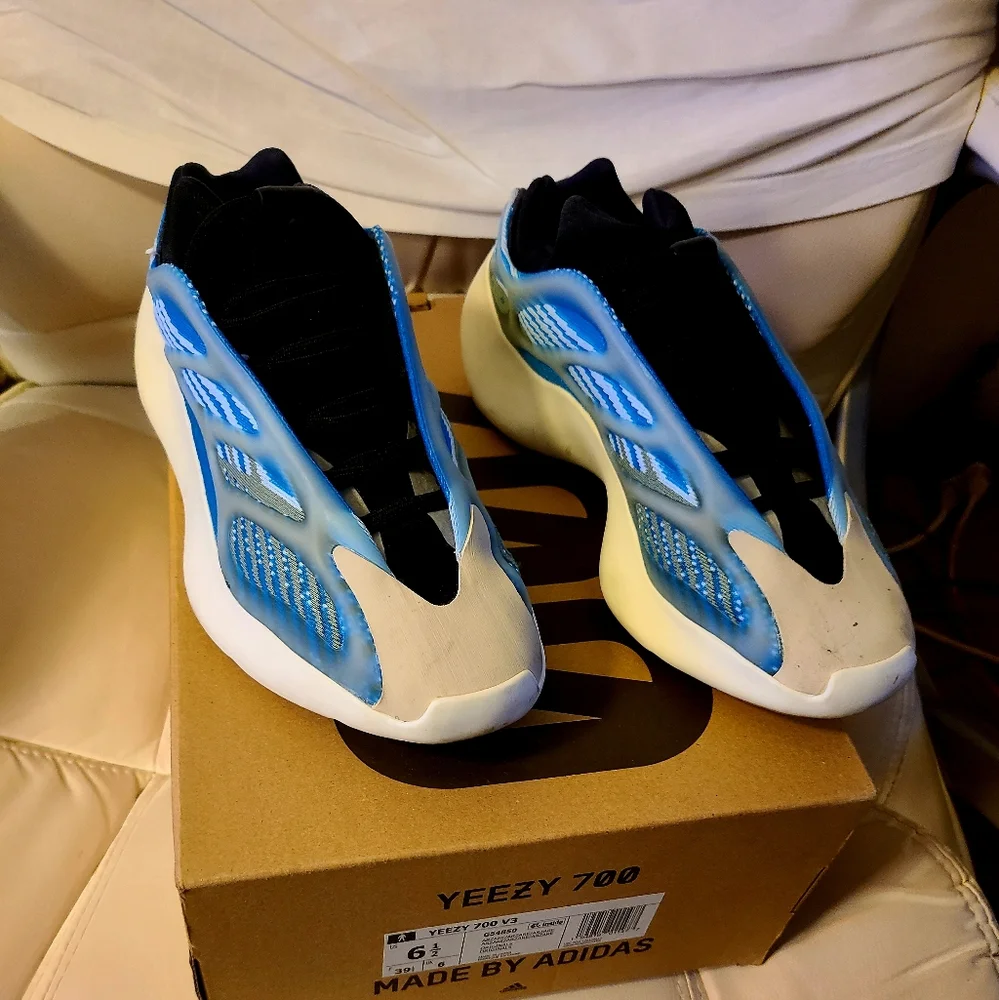 Adidas Yeezy 700 V3 Sneakers